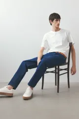 Pantalón de jean azul oscuro de corte recto y relajado, con cintura clásica y cinco bolsillos.