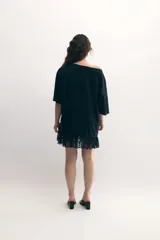 Remerón blanco de cuello bote con encaje integrado y bordado del monograma de la marca a tono. De calce holgado, confeccionado en malla fina compactada y prelavada.