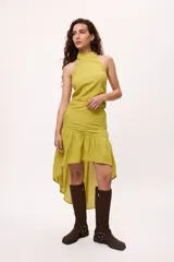 Falda midi color verde lima, con corte irregular y volados en el ruedo.