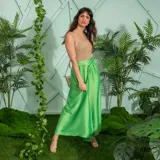 Falda larga de satén color verde manzana con ajuste en la cintura y caída fluida.