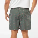 Short de baño gris con estampado de palmeras color naranja.
