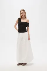 Falda larga blanca de algodón con cintura elastizada.