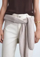 Pantalón de jean tiro alto, color blanco crudo, corte culotte con bajo deshilachado.