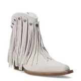 Botas de caña baja estilo western, confeccionadas en gamuza color blanco hueso. Presentan un diseño con flecos largos laterales sujetos por tachas metálicas y punta cuadrada.