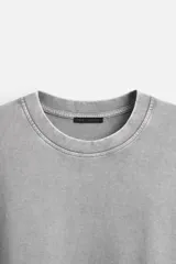 Camiseta azul con efecto lavado, corte holgado, cuello redondo y mangas cortas.