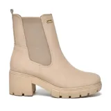Bota Chelsea de cuero sintético negro con elástico lateral, caña baja y suela track con taco ancho.