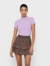 Camiseta de punto acanalado color lila, con cuello perkins con volados y mangas cortas.