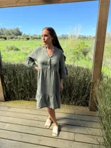 Vestido corto azul eléctrico de lino, con cuello mao, escote con botones de nácar y mangas 3/4 con volados.