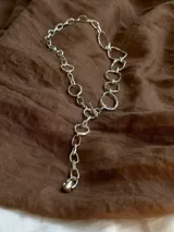 Collar plateado de alpaca con eslabones de diferentes formas y tamaños.