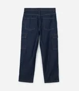 Pantalón de jean azul oscuro, modelo baggy, con bolsillos cargo laterales y cintura con trabillas.