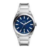 Reloj Fossil Everett con caja de acero plateado de 42mm y esfera azul texturizada. Cuenta con malla metálica plateada de 18mm, movimiento de cuarzo de tres agujas con fecha y cristal mineral. Resistente al agua hasta 5 ATM.