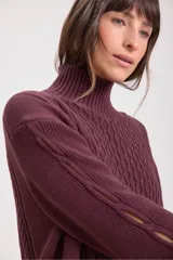 Sweater de punto color borgoña con cuello alto y diseño trenzado.