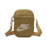 Bandolera Nike Heritage color marrón con logo blanco estampado en el frente.