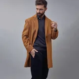 Tapado de lana color gris espigado, con diseño clásico y botones frontales.