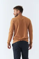 Remera color ocre de manga larga con cuello redondo y logo estampado en el pecho.