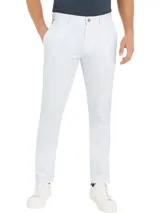 Pantalón chino de corte slim con pierna recta, color blanco. Confeccionado en algodón pima elástico.