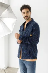 Camisa de franela escocesa con cuello, cierre frontal con botones, dos bolsillos con solapa abotonada en el pecho y corte recto.