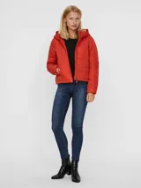 Campera puffer color naranja, con capucha, cierre frontal y bolsillos laterales con botón a presión.