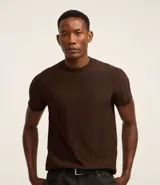 Remera de manga corta color marrón, con cuello redondo y textura acanalada vertical. Confeccionada en viscosa y poliamida.