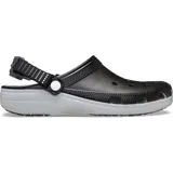 Zueco Crocs Classic Turbo, color negro con base gris, con correa trasera ajustable y suela de goma para mayor tracción. Detalles reflectantes y bloques de color deportivos.