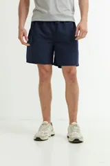 Short de baño de secado rápido color verde grisáceo, con cintura elástica y cordón ajustable.