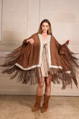 Kimono marrón con bordado de flores a tono, guarda decorativa y flecos largos.