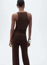 Musculosa marrón de punto de canalé con cuello redondo y sisas anchas. Diseño ajustado al cuerpo.