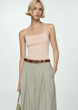 Top de punto fino color beige, con tirantes finos, escote cuadrado y diseño entallado.