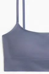 Bralette suave color azul con breteles ajustables y bajo ancho acanalado. Copas forradas con relleno extraíble. Sin cierre ni aros. Confeccionado con un mínimo de costuras para un ajuste cómodo.