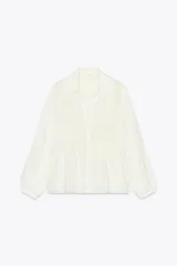 Camisa color crudo confeccionada con lino, de corte recto, cuello solapa con escote pico y manga larga. Presenta aplicación de pasamanería en el frente y cierre frontal con botones forrados a tono.