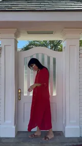 Vestido camisero amplio y largo de lino color azul, con botones de nácar, cuello camisero y bolsillos laterales.