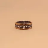 Anillo de plata 925 y oro con una banda central de circonias.