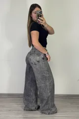 Pantalón de jean gris nevado, corte ancho y tiro medio.