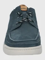 Zapato acordonado de cuero azul marino con detalles en marrón en el talón y la lengüeta. Suela blanca con tecnología Duo-Balance.