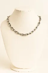 Collar plateado de eslabones tipo bamboo.