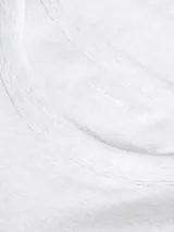 Remera de manga corta y cuello redondo, corte holgado (loose fit), color blanco melange. Presenta un estampado frontal en azul marino con las palabras "ATHLETICS", "Functional", "CORE SPORTS MAKE LIFE WELL" y "CREATIVE DEPARTMENT", junto a un pequeño logo estilizado.