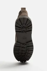 Bota Chelsea color marrón topo de cuero serraje, con elásticos laterales negros, tirador trasero y suela track.