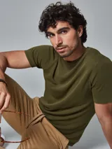 Remera de punto tejida color verde militar, con cuello redondo y mangas cortas.