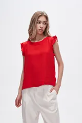Blusa roja de poliéster con cuello a la base y volados en los hombros.