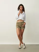 Short de jean de tiro alto, color celeste claro, con terminación desflecada.