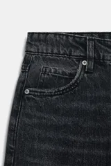 Jeans de tiro medio con corte relaxed fit y balloon leg, color azul denim. Cuenta con cintura con trabillas, cinco bolsillos y cierre frontal con cremallera y botón. Modelo ZARA WOMAN COLLECTION.