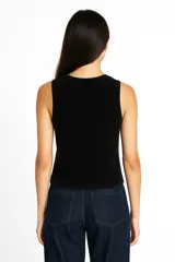 Musculosa color crudo de punto crochet con breteles anchos, cuello redondo y corte holgado.