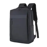Mochila negra con diseño minimalista, con apertura superior y cierre. Tiene dos bolsillos frontales con cierre, compartimento para laptop y bolsillos internos. Incluye puerto USB para carga de dispositivos, correa de mano y correas acolchadas regulables para la espalda.