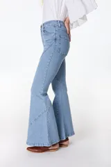 Pantalón de jean acampanado azul con diseño de paneles y costuras a la vista.
