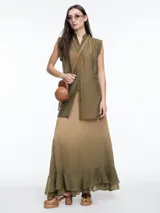 Falda larga color beige con degradé a verde oliva, cintura elástica y volado en el ruedo.