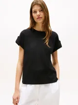 Remera negra de algodón con cuello redondo y mangas cortas con dobladillo.