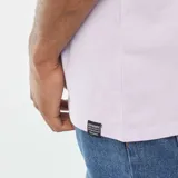 Remera lila de algodón, corte estándar y cuello redondo.