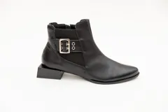 Botín de cuero rojo con elásticos laterales negros, aplique de hebilla metálica y taco cuadrado bajo. Cierre con cremallera lateral.