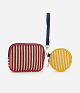 Kit de dos neceseres de poliuretano con cierre de cremallera: uno rectangular con estampado de rayas verticales y limones sicilianos, y otro redondo con estampado de rayas verticales. Ambos incluyen cordón con mosquetón para colgar.