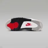 Zapatillas Air Jordan 4 Retro, color blanco con detalles en gris y negro. Presentan el logo Jumpman en rojo en la lengüeta y el talón.